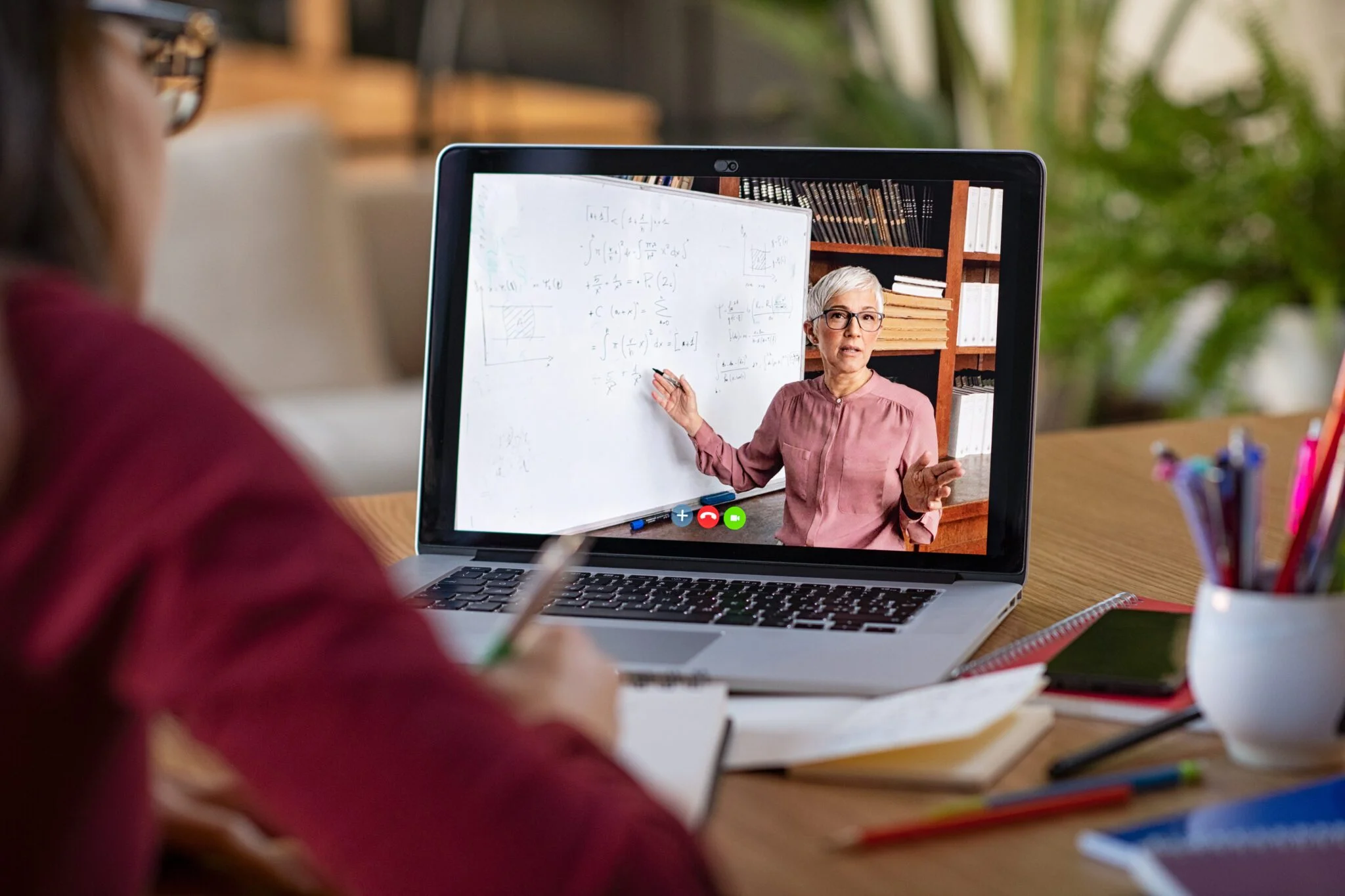 LearnDash 1 Learndash LMS Agence de création de cours en ligne Tuteur professionnel donnant un cours en ligne à un étudiant