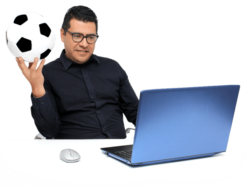 Agence de développement WordPress Multisite Professionnel tenant un ballon et regardant un ordinateur portable
