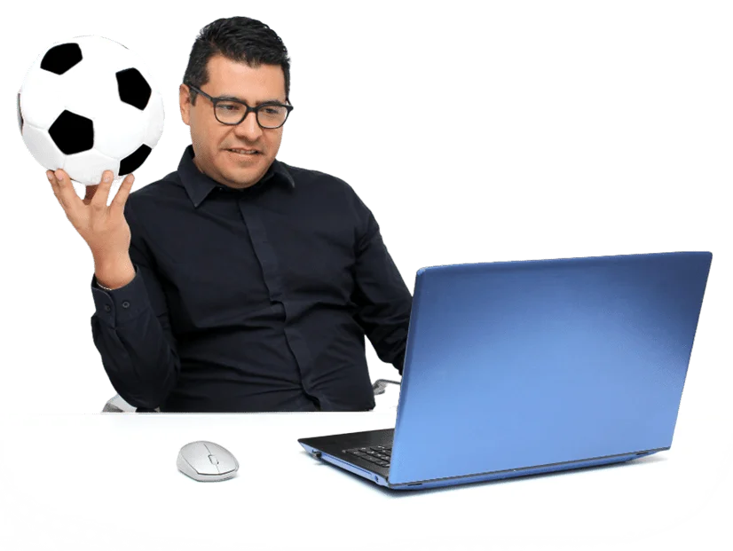 WordPress Multisite 1 Agence de développement WordPress Multisite Professionnel tenant un ballon et regardant un ordinateur portable